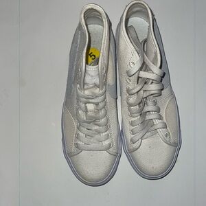 Selling nike shoes barely used and in good shape